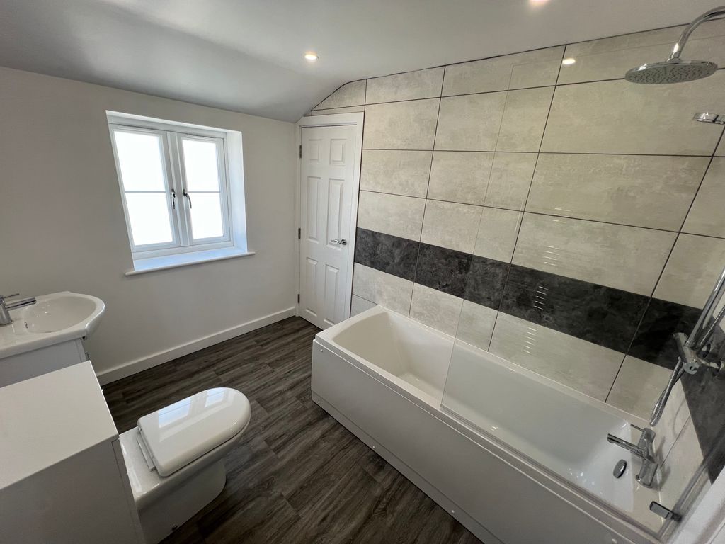 Property photo 1 of 8 Bathroom