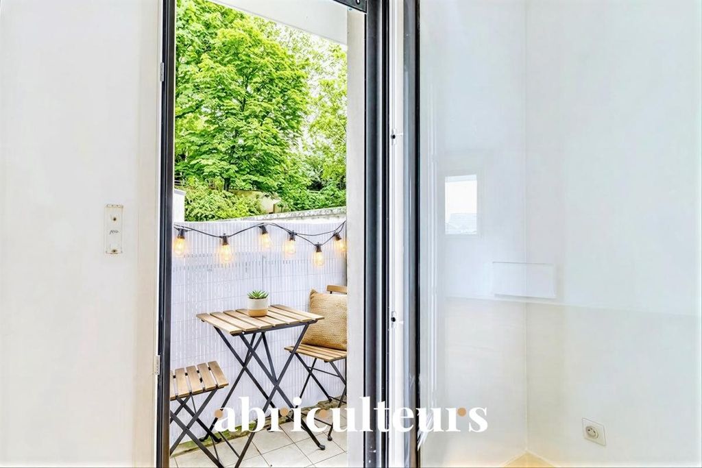 Property photo 1 of 10 Charming 30 m² Studio With Balcony – Courbevoie (92400)