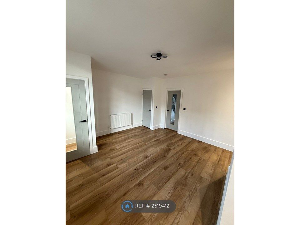 Property photo 3 of 18 Living Room