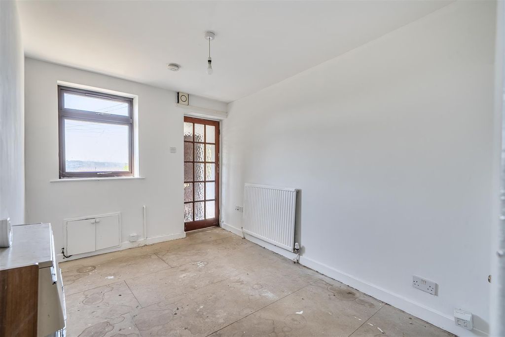 Property photo 3 of 13 Living Room.Jpg