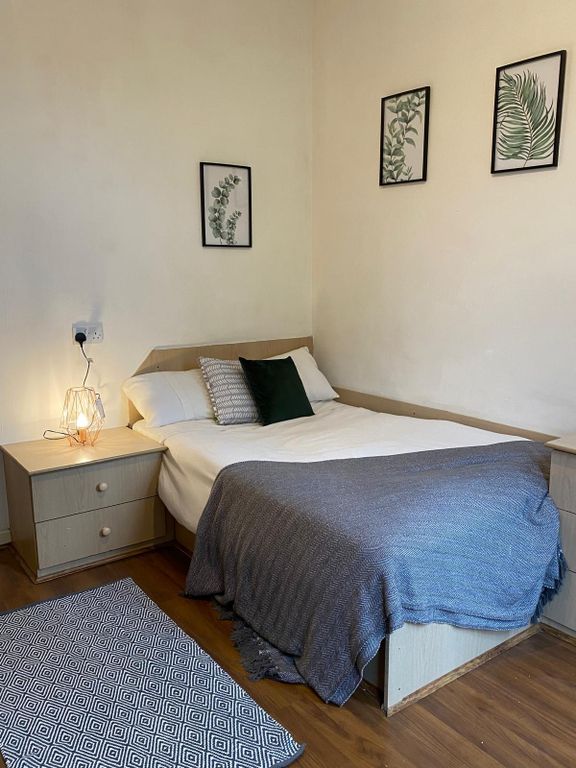 Property photo 1 of 5 This Cozy Double Bedroom Features A Comfortable Be...