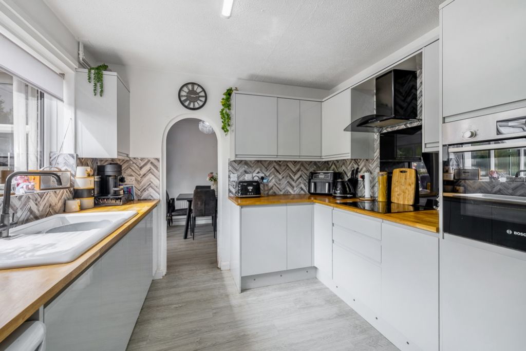 Property photo 3 of 25 8 Orchard Close (Saracens Head)-18
