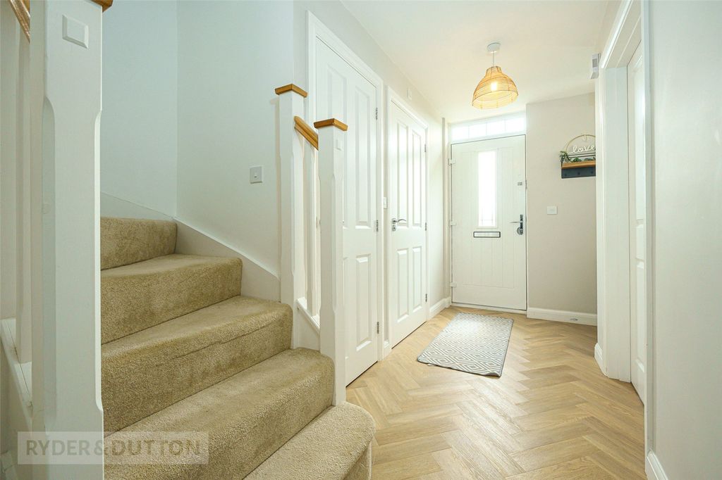 Property photo 3 of 22 Entrance Hallway