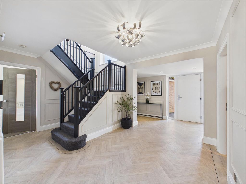 Property photo 3 of 29 Entrance Hallway