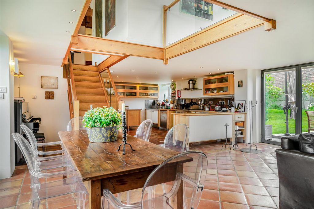 Property photo 2 of 25 Living / Eating