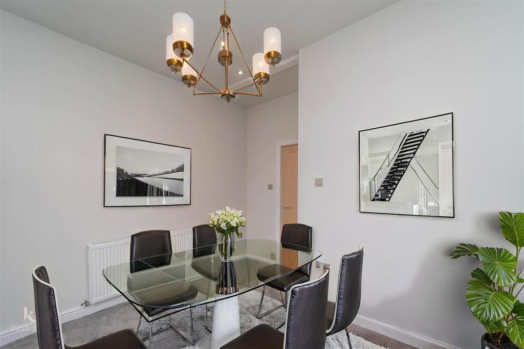 Property photo 3 of 25 Dsc05404 - Dining Room - Modern - 0.Jpg