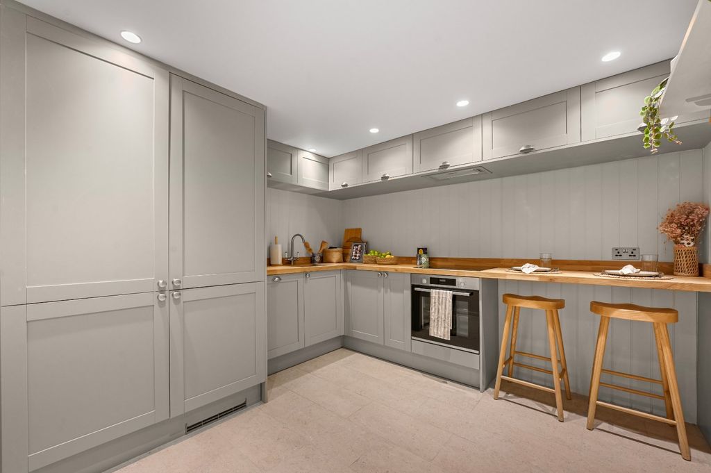 Property photo 2 of 10 Kitchen