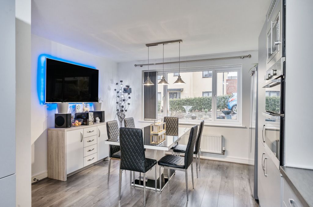 Property photo 1 of 28 1345727-22-68Aedb...