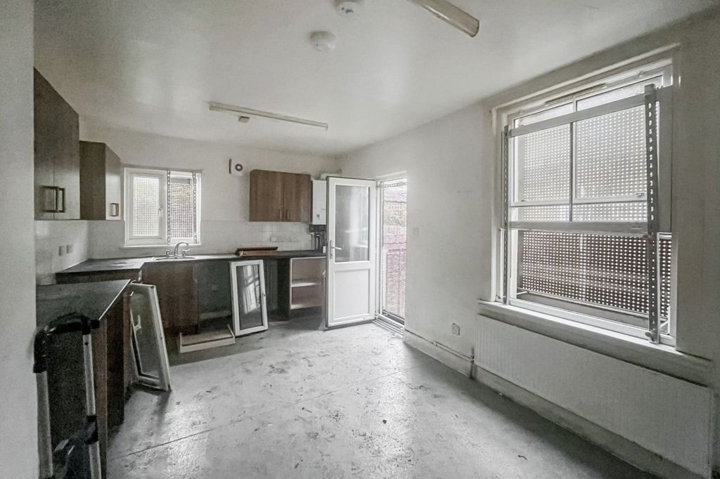 Property photo 3 of 16 117 Penwith Road, Earlsfield, London Sw18 4Qe