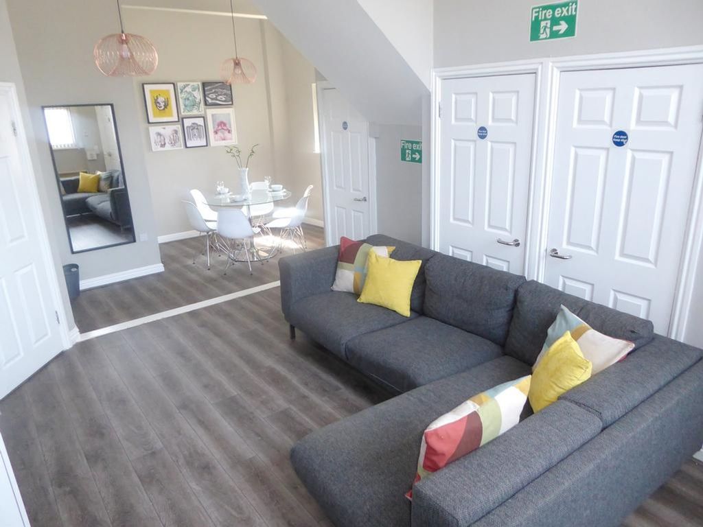 Property photo 2 of 6 A Spacious And Stylish Modern Living Room, Perfect...