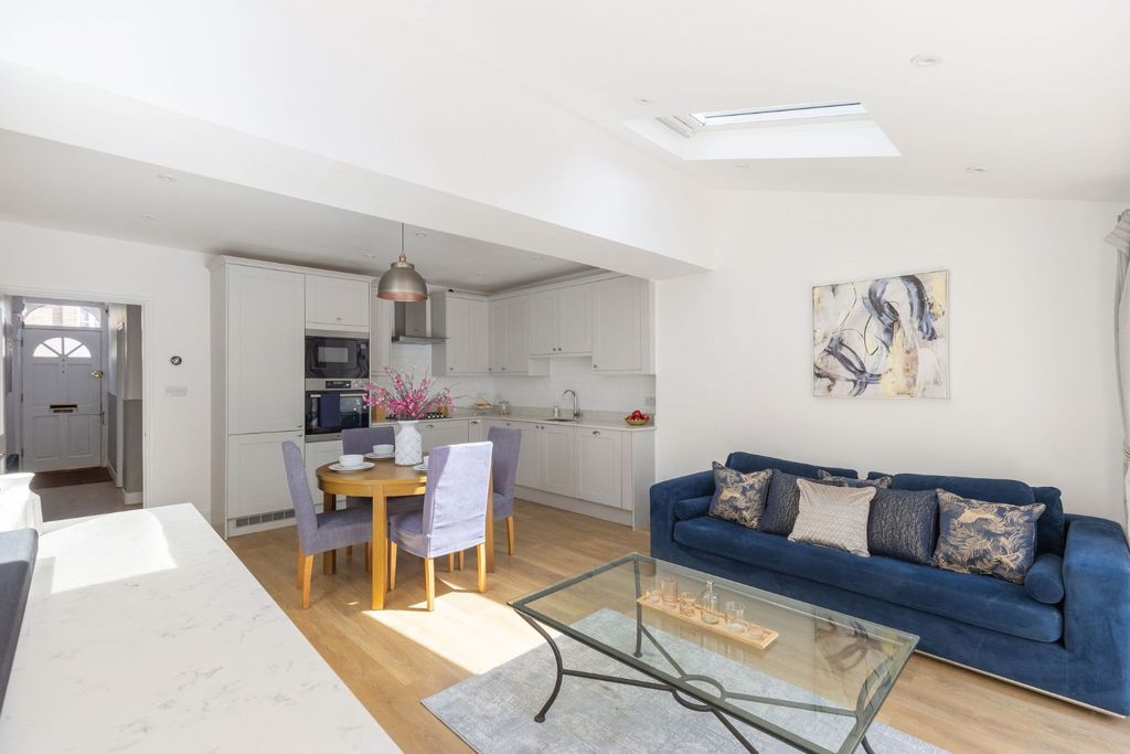 Property photo 3 of 17 5208963
