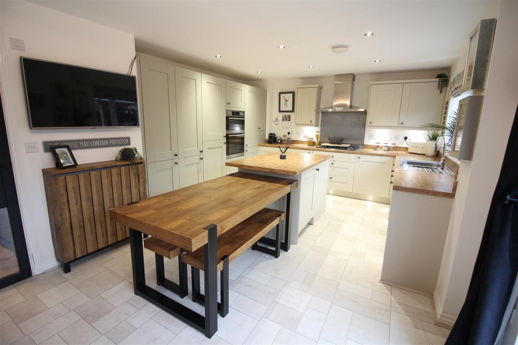 Property photo 3 of 35 Kitchen \ Diner