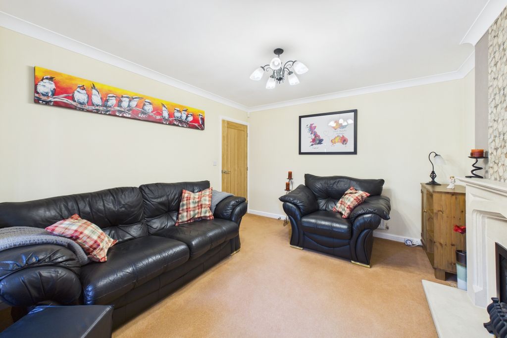 Property photo 3 of 24 Lounge