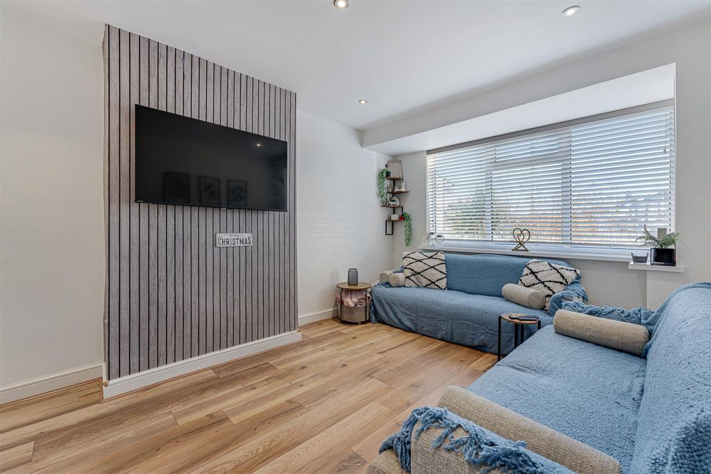 Property photo 2 of 18 33 Amanda Road Lounge.Jpg