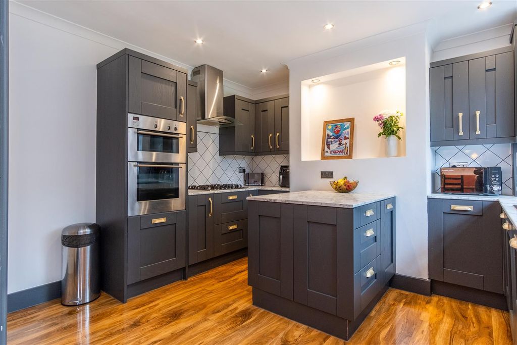 Property photo 3 of 18 Kitchen