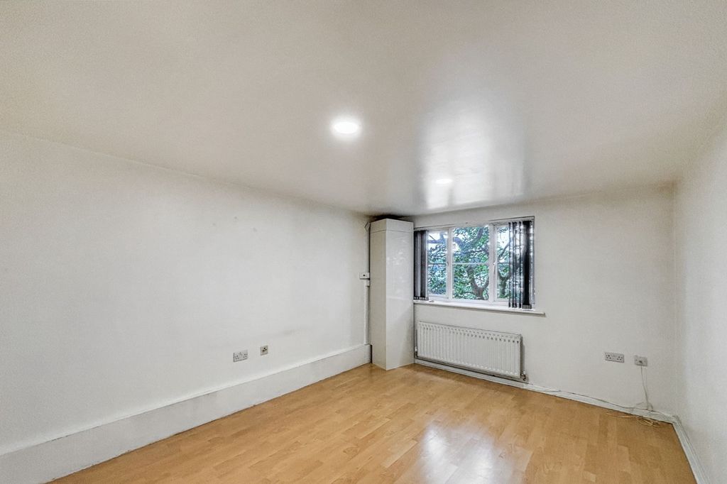 Property photo 3 of 11 Flat 13 Presentation House, 240 Wick Road, Hackney, London, E9 5Dr