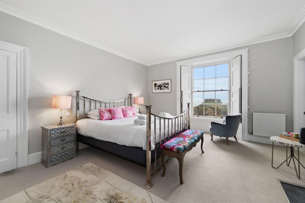 Property photo 3 of 39 St Catherines House Tenby -21.Jpg