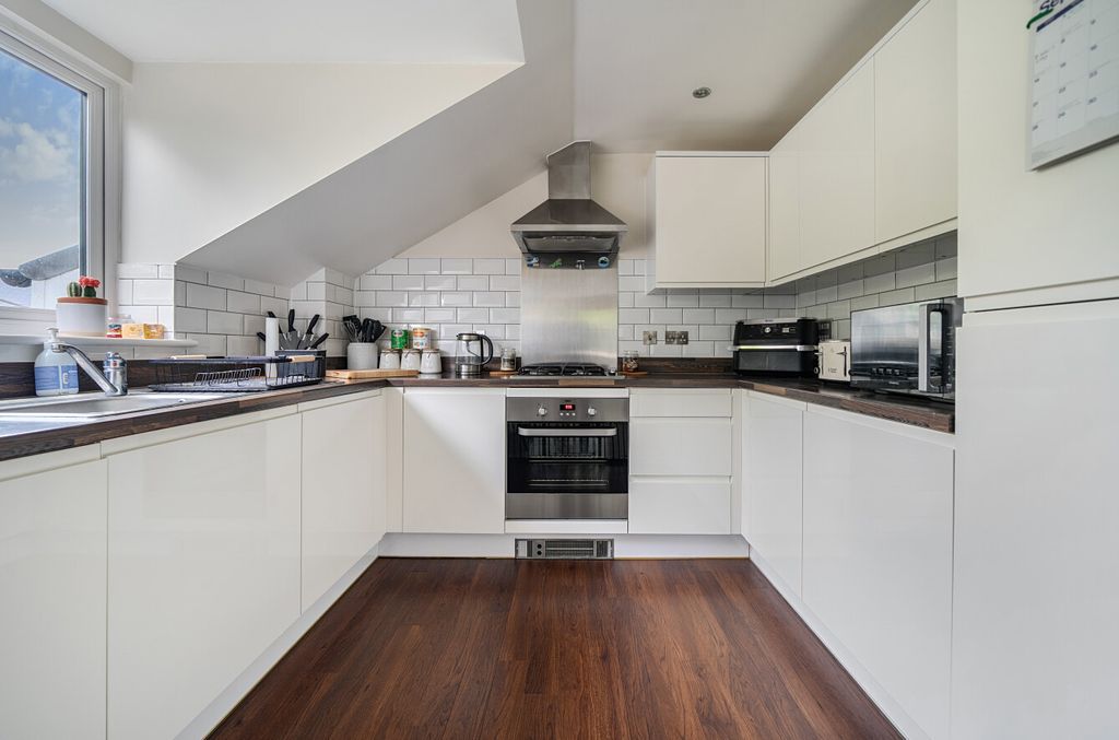 Property photo 3 of 11 1348644-19-68B6Da...