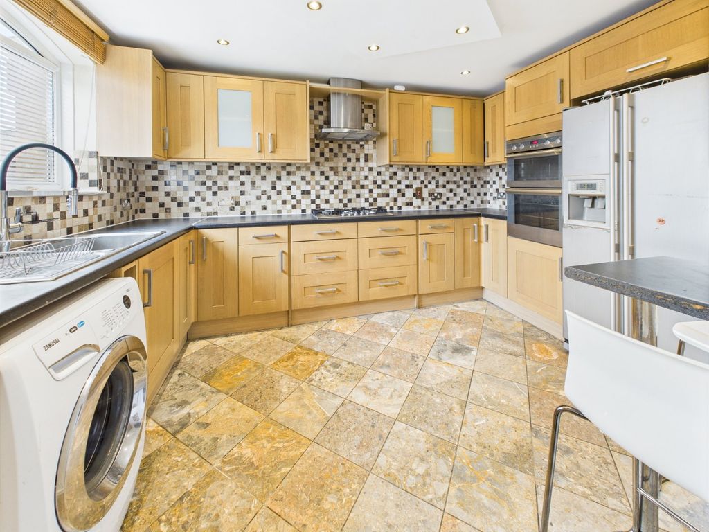 Property photo 3 of 10 Kitchen