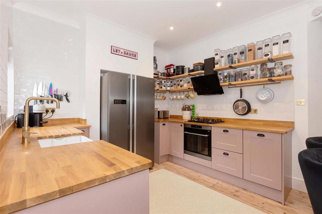 Property photo 2 of 17 Thorn Rd_16.Jpg