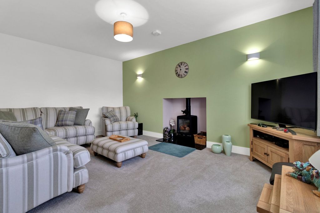 Property photo 3 of 38 Picture No. 02