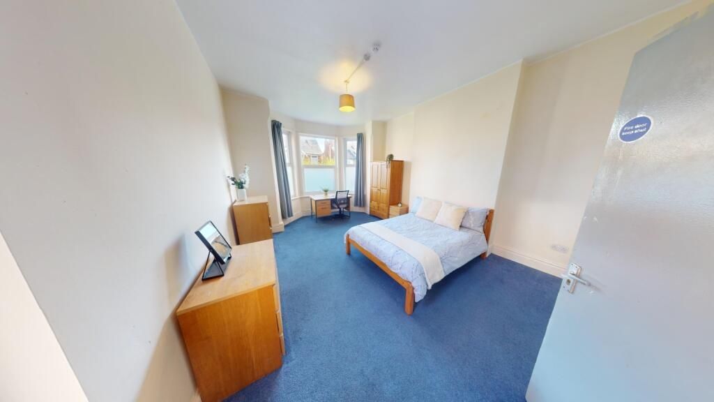 Property photo 3 of 15 Bright And Welcoming Double Bedroom Featuring A Co...