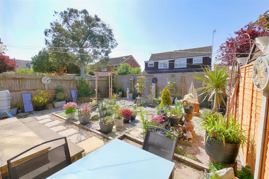 Property photo 3 of 17 Garden