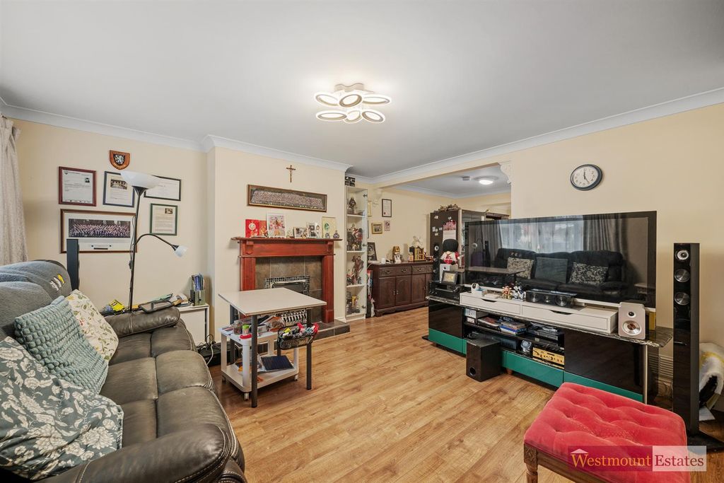 Property photo 2 of 12 Lounge