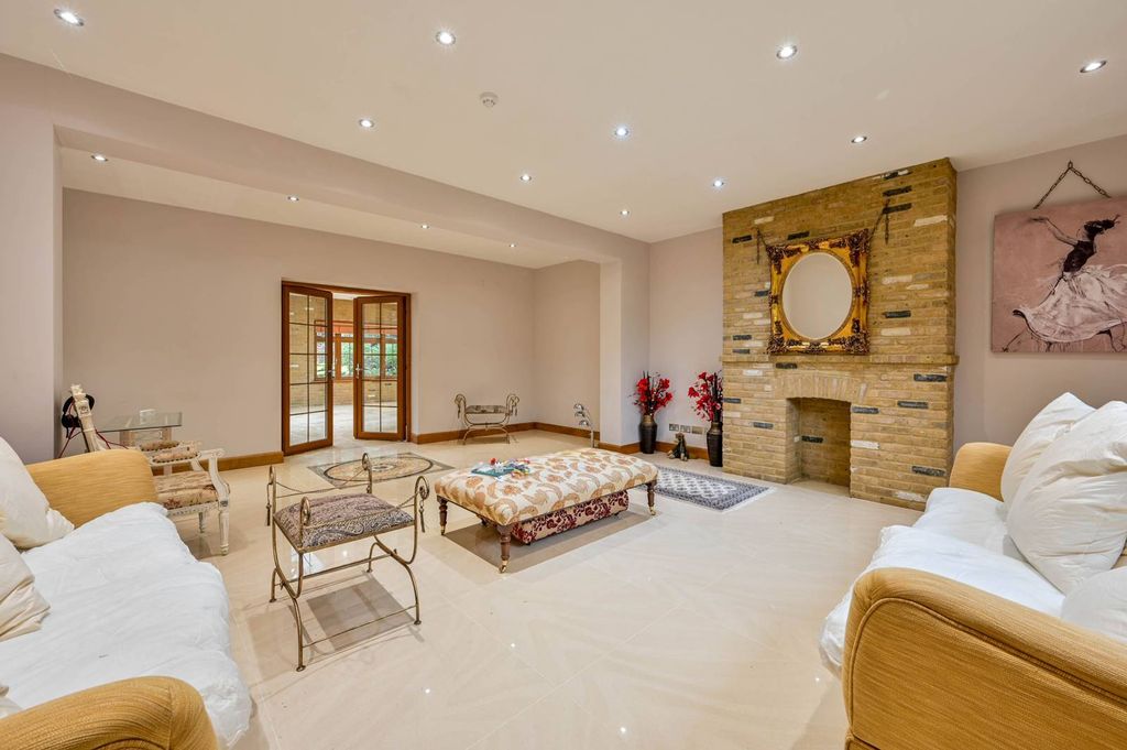 Property photo 3 of 44