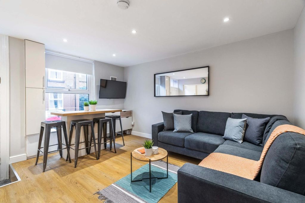 Property photo 1 of 8 Bright, Modern Open-Plan Living Area With A Comfor...