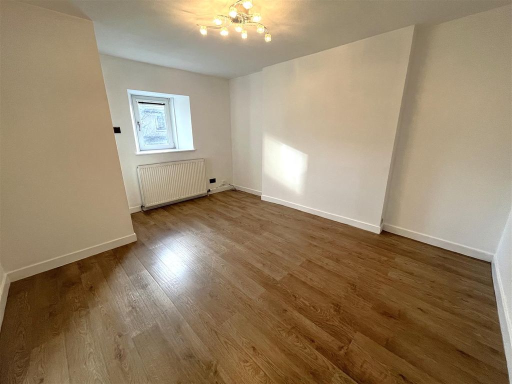 Property photo 3 of 16 Lounge