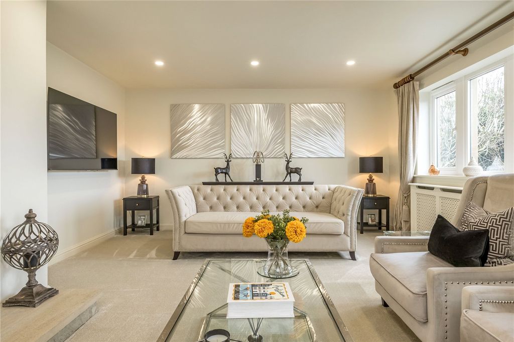 Property photo 3 of 32 Lounge