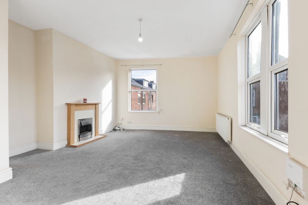 Property photo 2 of 17 Flat - Living Room