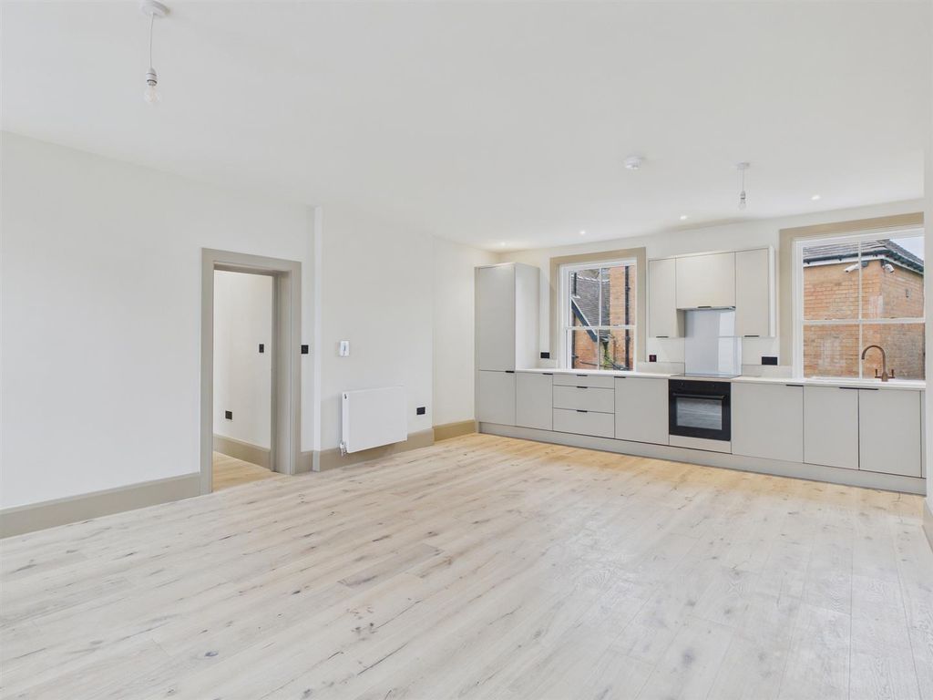 Property photo 2 of 13 Cam03972G0-Pr0318-Still004.Jpg