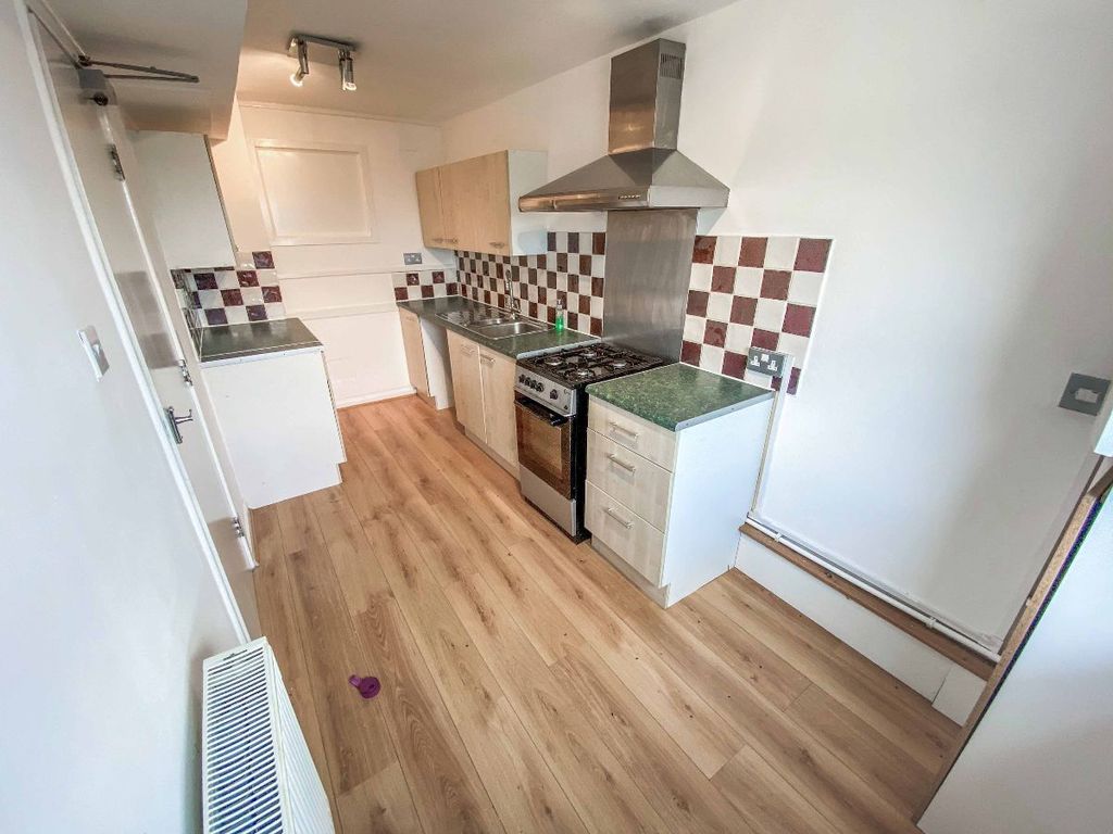 Property photo 3 of 12 Kitchen
