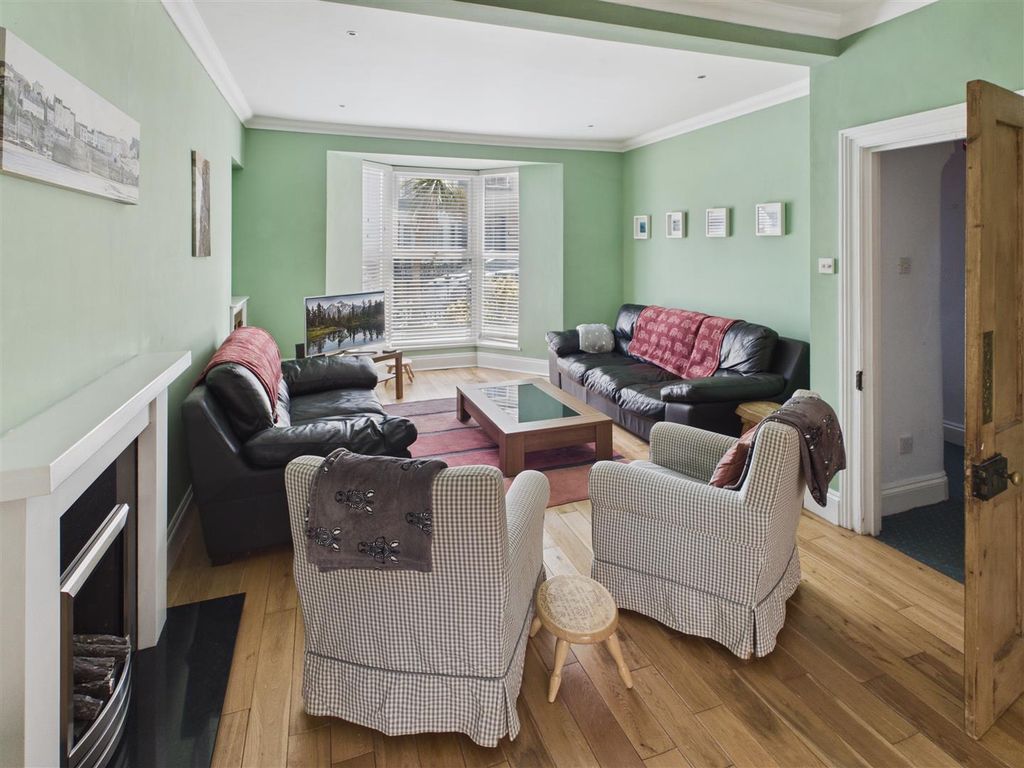 Property photo 2 of 20 Lounge