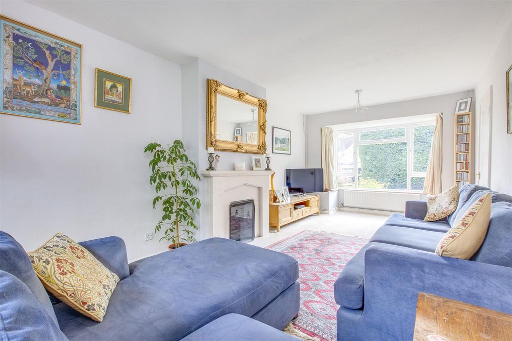 Property photo 3 of 19 8 Toms Turn, Hp15 7DX-9.Jpg