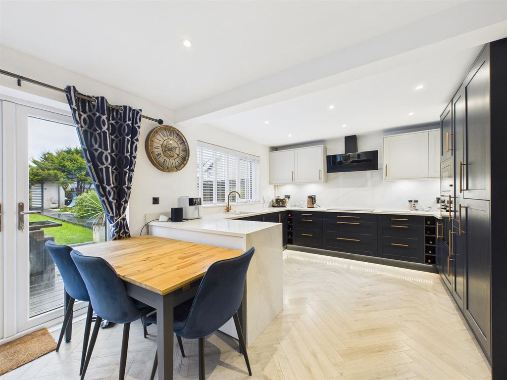 Property photo 3 of 36 Cam02295G0-Pr0375-Still013.Jpg