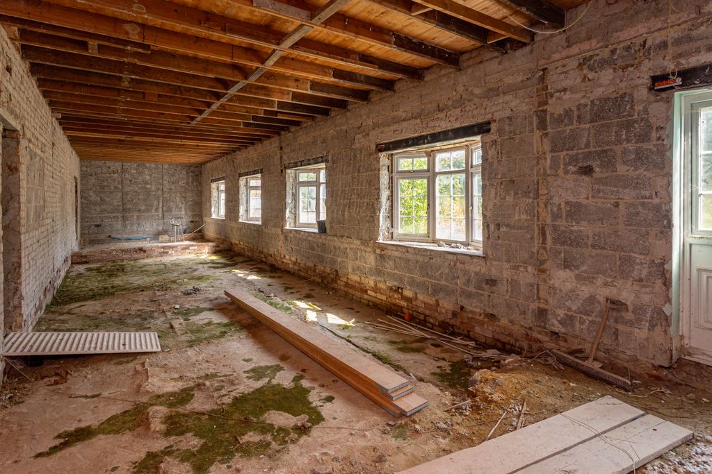 Property photo 2 of 31