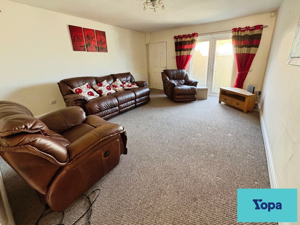 Property photo 3 of 18 Lounge