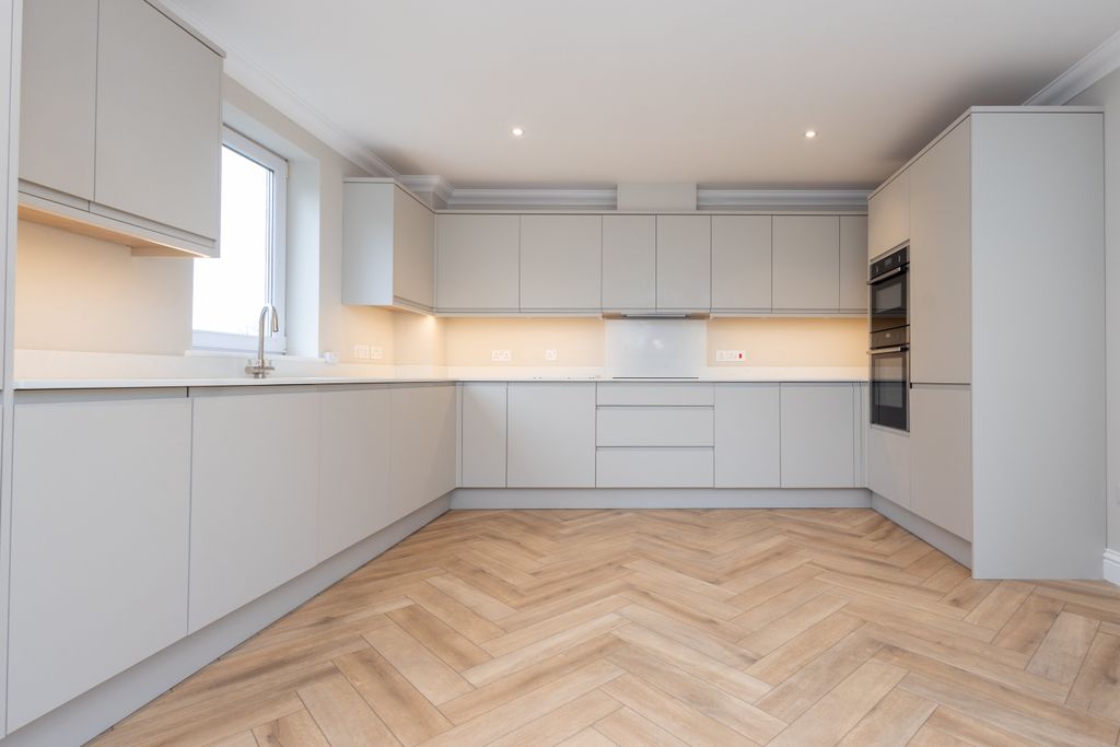 Property photo 2 of 12 R6M_3816