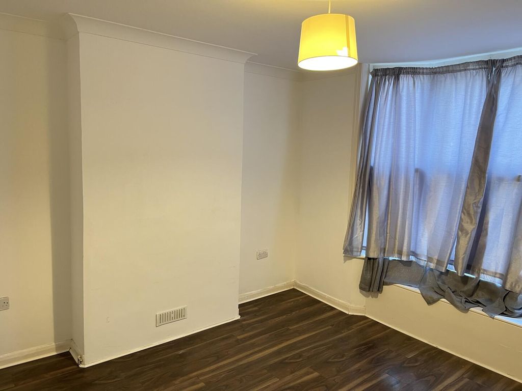 Property photo 3 of 18 Lounge