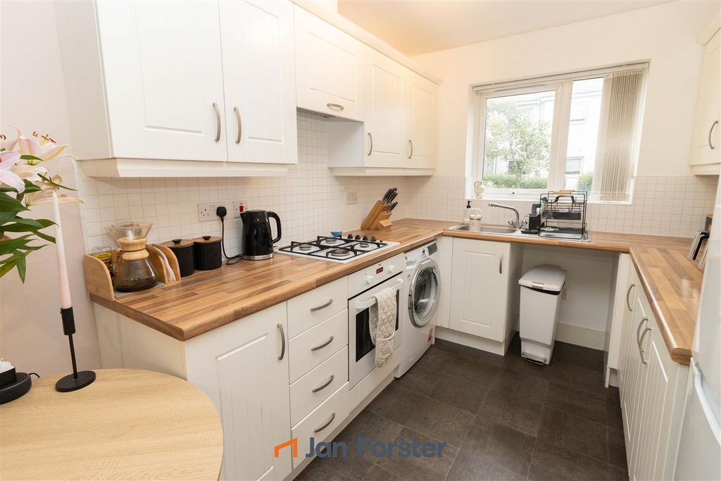 Property photo 3 of 9 Kitchen