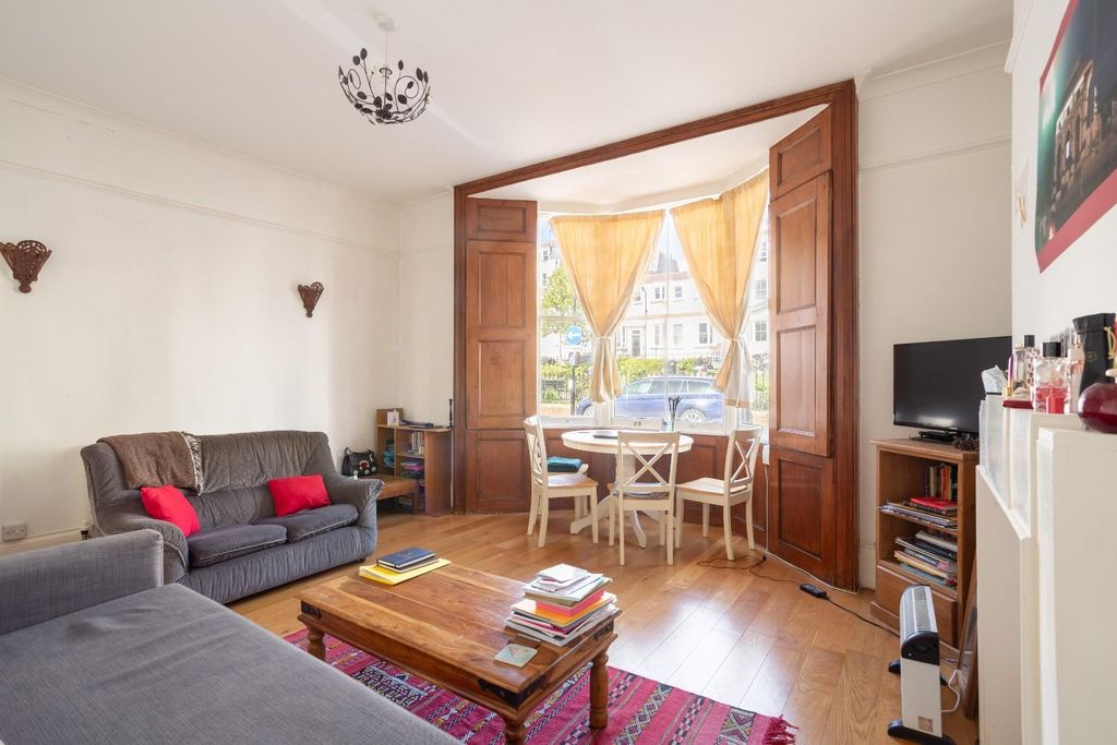 Property photo 2 of 10 Clarence Square-3.Jpg