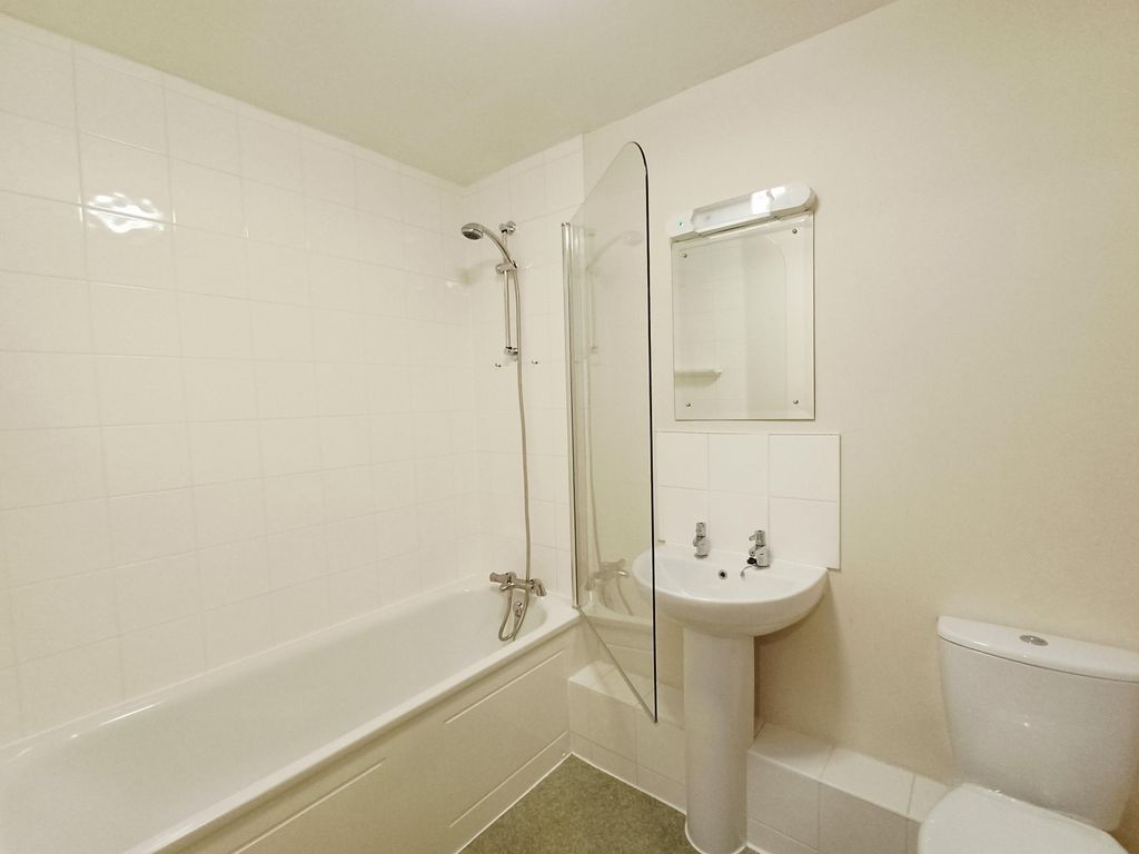 Property photo 3 of 13 Bathroom