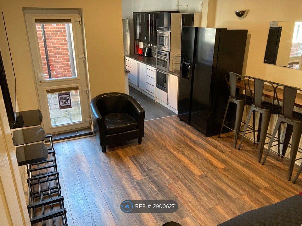 Property photo 1 of 23 Communal Living Room