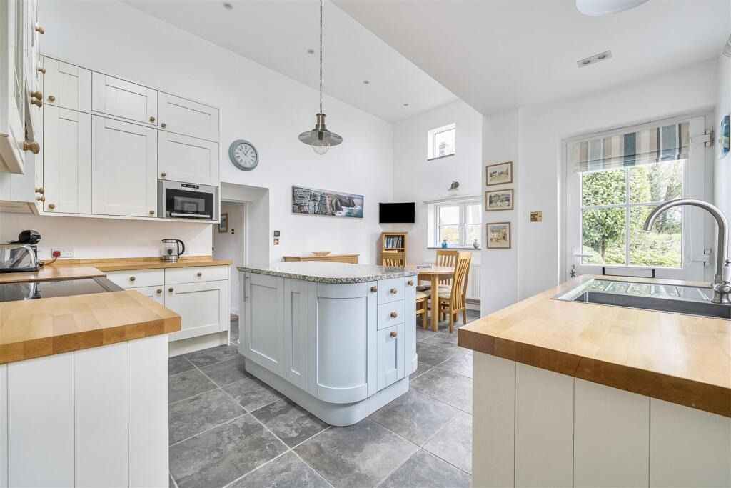 Property photo 3 of 28 4838215