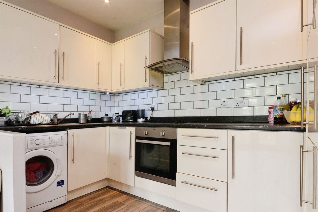 Property photo 3 of 10 Kitchen