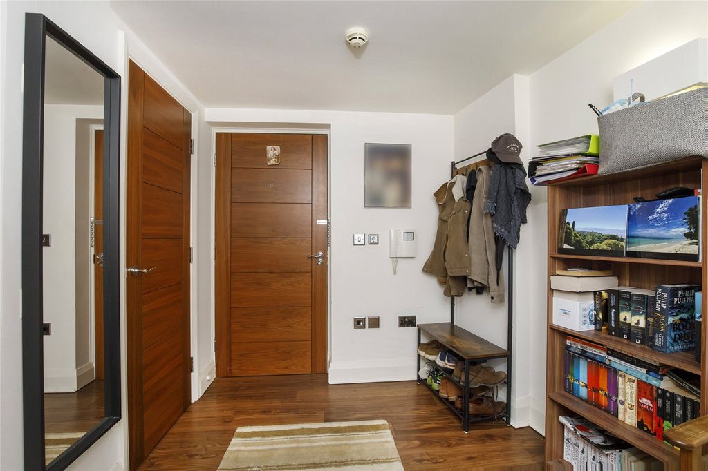 Property photo 3 of 16 Hallway (2)