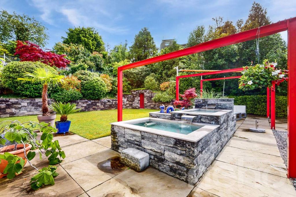 Property photo 2 of 11